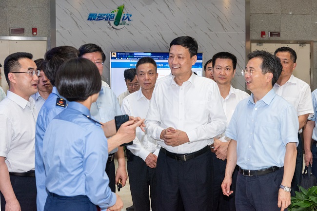 肖亚庆在浙调研时强调 深化市场监管改革 夯实监管工作基础(图1)