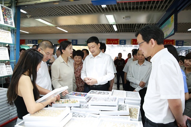 肖亚庆在浙调研时强调 深化市场监管改革 夯实监管工作基础(图2)